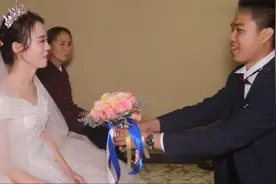 广东一帅哥第一次结婚，求婚成功，迫不及待的亲了新娘一口视频封面