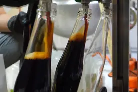 台湾传统酱油晒足180天制作过程曝光，看到成品太香了这才是美味视频封面