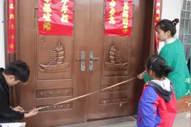 夏天农村苍蝇蚊子好多，娟子买2个门帘装上，小叔赶紧帮忙量尺寸视频封面