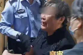 上海一大妈痴迷捡垃圾，每月收入2万8，废品竟堆满4套房！视频封面