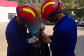 心疼！12岁男孩父母双亡借宿亲戚家，被哥哥用锁头锁住脖子一星期视频封面