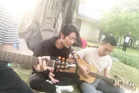 户外吉他弹唱周杰伦《彩虹》很好听