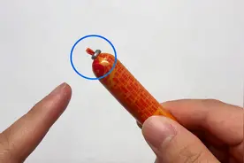 原来火腿肠铝环下藏着个“小机关”，轻轻一撕就能打开，涨知识了视频封面