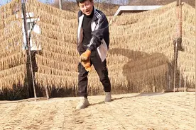 搓澡工的成长之路，搓完粉条搓党参，这么多搓完能晋升吗？视频封面