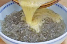 粉丝我家从不煮着吃，淋入2个鸡蛋，这样做太香了，营养又美味！视频封面