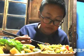 天宇妈妈用莜麦面做炒面，全家一顿能吃一大盘，绿色食品最健康视频封面