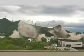 一阵巨响！萧山2座90米高“大烟囱”爆破拆除 多角度直击震撼现场视频封面