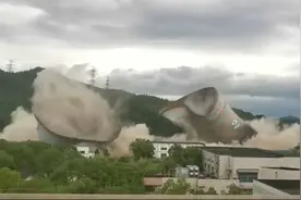 一阵巨响！萧山2座90米高“大烟囱”爆破拆除 多角度直击震撼现场视频封面