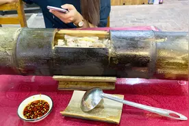 大姐做竹筒鸡，80厘米竹筒煮3斤鸡，需煮25分钟，香气十足又好吃