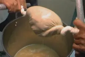 与死神：毒蛇经长时间炖煮，汤汁变得鲜浓无比，让人流连忘返！