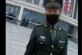 奇葩！男子假扮解放军上尉花近两万元，只为免费坐公交