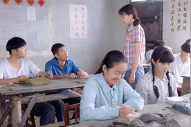 青谷子：焦大楼上课走神，方老师查看情况，不料语文书里有小纸条视频封面