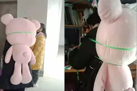女生放假将男朋友送的玩偶绑身上带回家，连宿管阿姨看到都会拍照视频封面