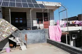 农村老袁在自家房顶上建简陋光伏电站自发自用来看看效果怎么样视频封面