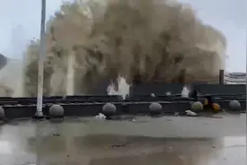 台风“暹芭”登陆广东阳江，海边巨浪翻滚画面震撼