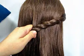 简单的裙装编发，约会逛街首选扎发，简单还洋气