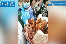 陪考妈妈送高考女儿烤串花束视频封面