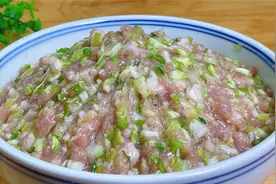 包菜肉馅好吃有诀窍，教你饭店不外传的做法，鲜嫩多汁，不腥不柴