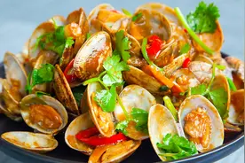 炒花蛤时，牢记“2不放，加3样”的诀窍，鲜香入味，好吃过瘾