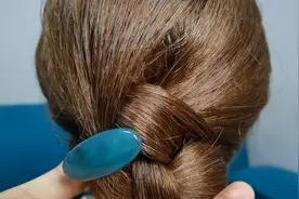 这款扎发真的好好看呀，手笨都能学会的发型，大气太温柔了