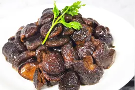 大厨教你一道比肉还好吃的“肉汁香菇”，冷吃热吃都行，特别的香