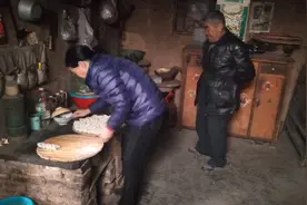 大年三十给五保老人送饺子，农村过年气氛也越来越冷清了视频封面