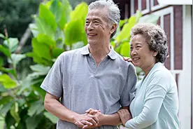 虐心！日本70岁老人暗恋单身妈妈40年，两人婚后12天他却患癌去世视频封面