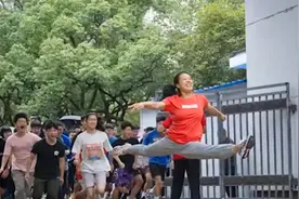 女孩高考结束冲出考场跳一字马火爆全网，曾获健美操世界亚军视频封面