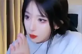 全网那些脚臭的女生！小姐姐脚太臭，只能喷香水来掩盖那味儿视频封面