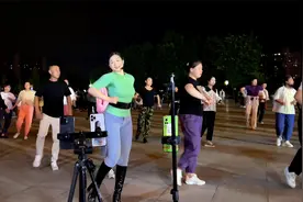 美女长靴带大家跳16步，动感十足，太好看了