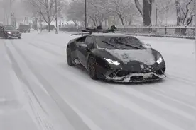底盘超低的兰博基尼，遇到下雪天会怎样？网友：最贵铲雪车视频封面