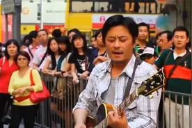 王杰街头边弹吉他边演唱，歌声引众多路人围观！明星街头卖唱合集视频封面