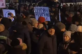 乌克兰数千民众深夜抗议，包围总统办公大楼，高喊"把他弹劾下台"视频封面