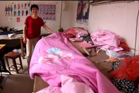 农村婆婆用样品布给媳妇做床单，1个技巧做花边，学会在家就能做