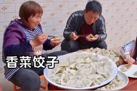 门口挖把香菜，煮一锅香菜大肉饺子，皮薄馅香美得很！