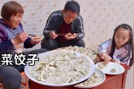门口挖把香菜，煮一锅香菜大肉饺子，皮薄馅香美得很！