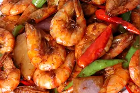 一份香香辣辣的煎炒小海虾，带虾壳一起吃，比吃钙片好