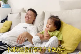 现烙的口袋饼真好吃，父女俩吃饱喝足玩游戏，引得全家哈哈大笑视频封面
