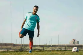 新疆乡村网红“努尔飞腿”圆梦职业联赛首秀即破门！了不起！视频封面