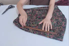 A摆半身裙太宽太炸显臃肿，别着急美女教你一招，显瘦又腿长