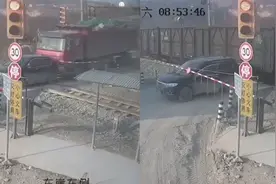 山东淄博一轿车等红灯被货车顶至铁轨上，险与火车相撞，警方回应视频封面
