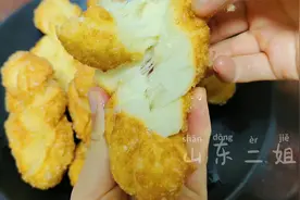 孩子们过年最爱的大麻花，家里有面粉鸡蛋就能做，酥软又拉丝，香