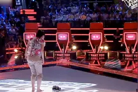 中国好声音：脱了鞋光脚上台，这歌手真奇葩！社会人啊！视频封面