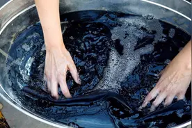 新买的牛仔裤，清洗时加上这2个步骤，再也不怕会掉色了视频封面