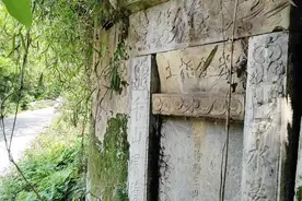 光绪年的一座大古墓，碑上写着“皇清待赠三世祖”，什么意思呢？视频封面