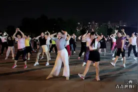 俩美女领舞简直神同步，妹妹跳的更可爱，点赞收藏了视频封面