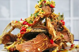 大厨分享“酥骨鲫鱼”新做法！香辣酥脆，骨刺化酥，吃一次忘不掉视频封面