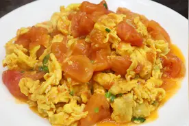 西红柿炒鸡蛋的正确做法，先炒鸡蛋还是西红柿？很多人都没做对