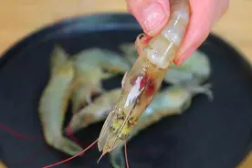 卖虾老板偷偷告诉我，去虾线别再用牙签，这样处理，一秒一个！