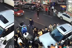 40秒！女童从电动车跌落遭越野车碾压，整条街居民闻声赶来抬车视频封面